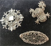 3 Brooches incl. Frog