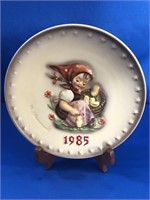 HUMMEL COLLECTOR PLATE. 8 INCHES. STAND NOT
