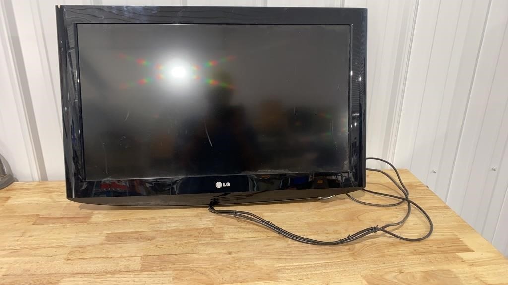 LG 32” TV, turns on