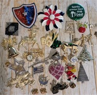 ASSORTMENT OF BROOCHES, PINS