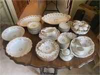 LOT: Large Noritake Nipon Dinnerware Service