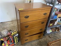 4 drawer dresser (bottom drawer broke)