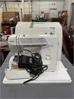KENMORE PORTABLE SEWING MACHINE IN CASE