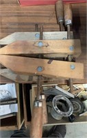 2 wooden clamps