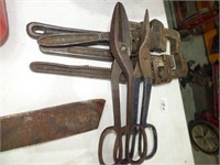 3 PIPE WRENCHES & 2 TIN SNIPS