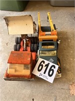 2 Vintage Toy Trucks(Garage)
