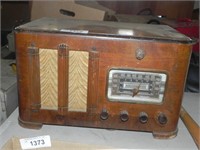 Vintage Wood Silvertone Table Top Radio