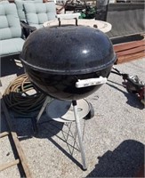 Very nice Large  Black Weber grill clean inside