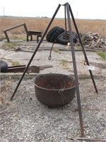 31' cast iron kettle w/stand (KETTLE CRACKED)