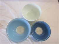 3 Pyrex Bowls Largest is 2.5L