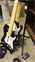 2 FENDER STRATOCASTER WIRELESS GAME GUITARS