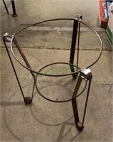 Metal plant stand.     1545.