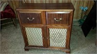 1960 AIRLINE FLOOR MODEL RADIO/RECORD PLAYER