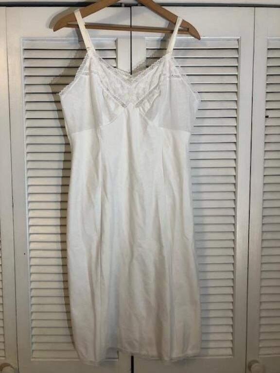 VINTAGE NIGHTGOWNS, HOUSECOATS, SLIPS & MORE - ENDS 6/30/24