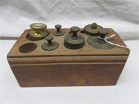VINTAGE WEIGHT SET IN WOOD BOX 4"T X 7"W