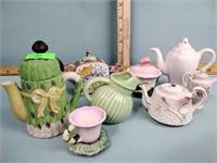 Miniature teapots & pitchers