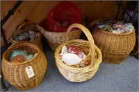 5 WICKER BASKETS WITH YARN, CLOTH AND