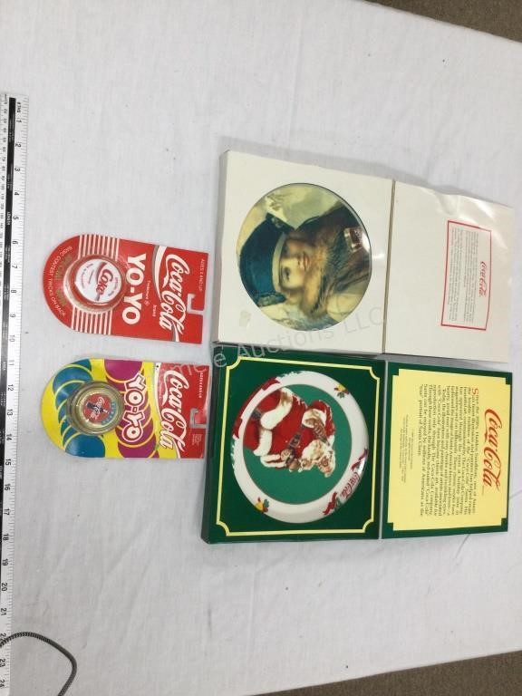 2 Coca Cola yo-yos and 2 collector plates