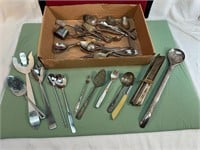 BOX OF SILVER PLATE TABLEWARE & 4 UNITED AIRLINES