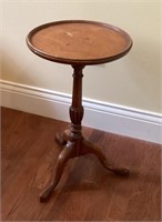12" Round piecrust 3-leg side table