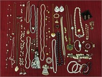 45 pieces of pearl and gold costume jewelry, 17