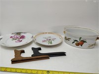 2 plates, cooking dish and plate stands