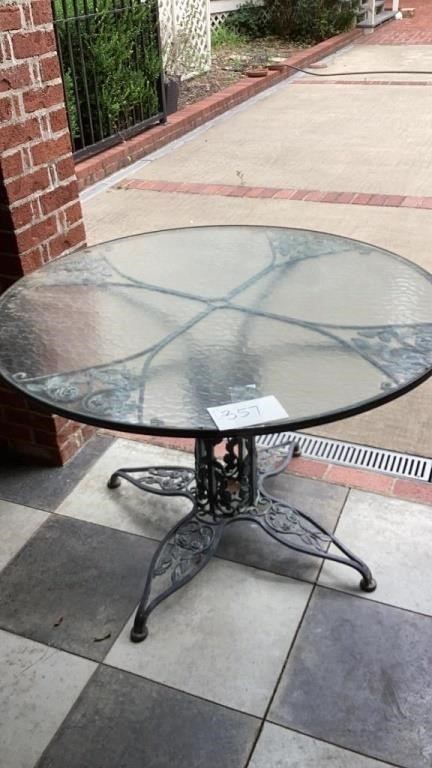 Nice 43 inch round heavy duty, metal patio tablep