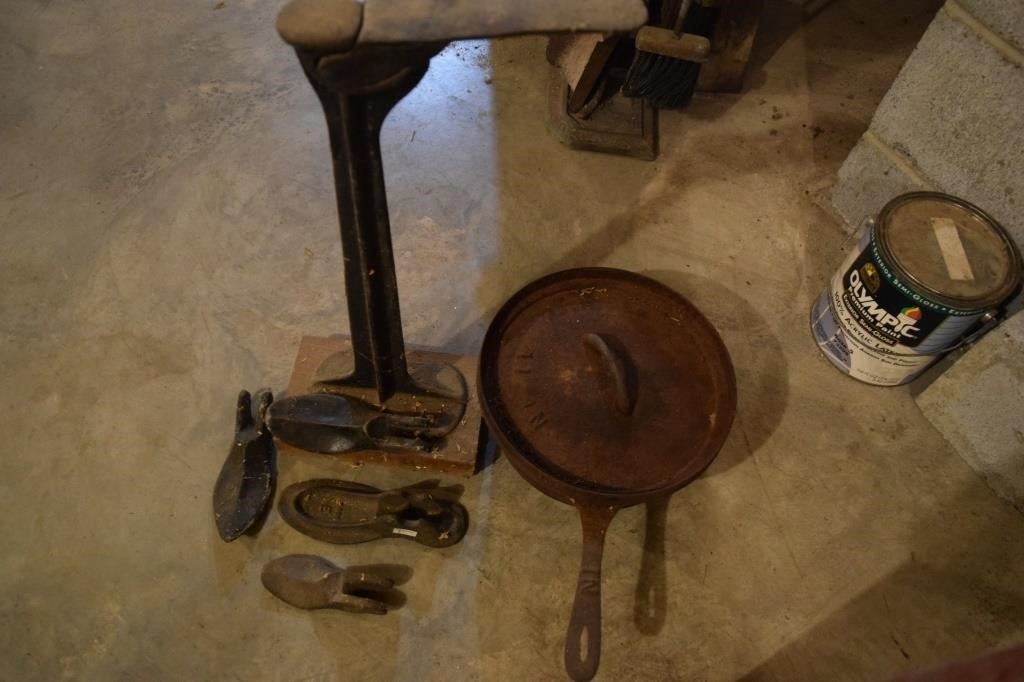 Antique Shoe Horn & Cast Iron Dutch Oven