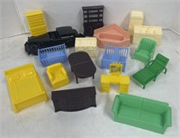 (L) Lot Of Assorted Plastic Dollhouse