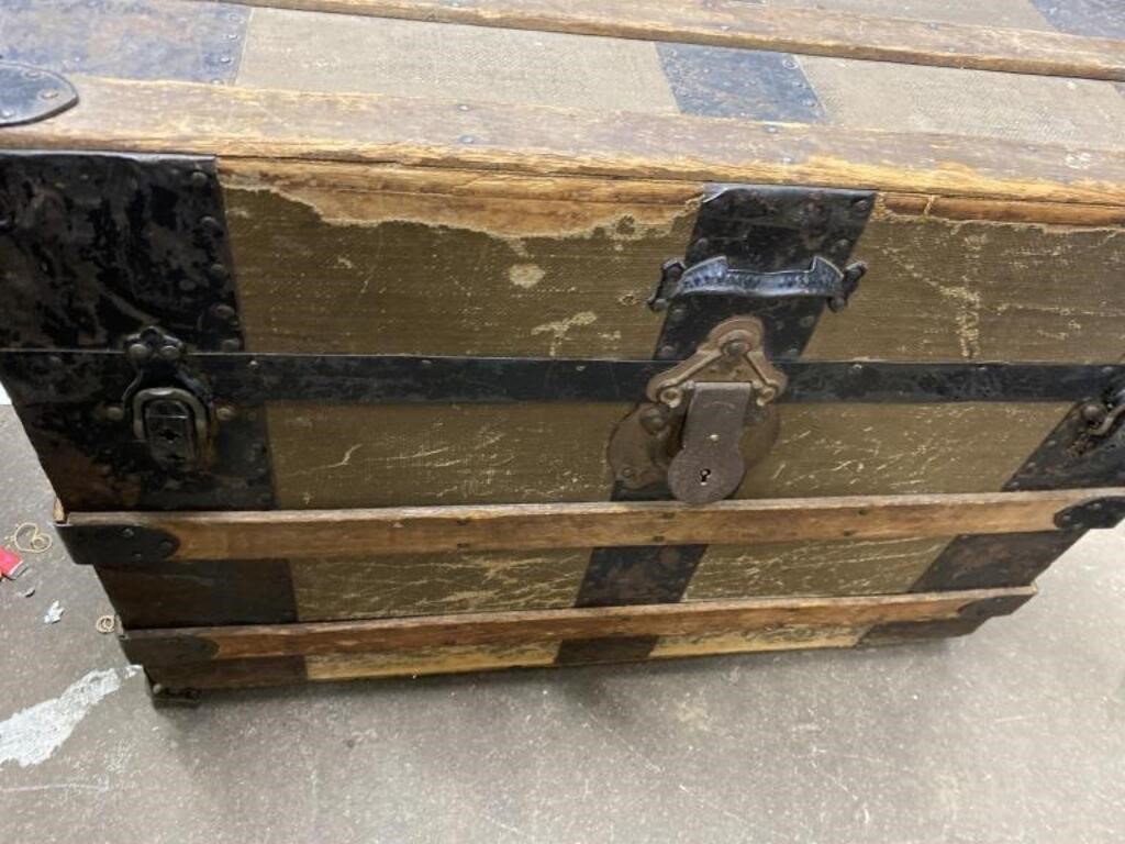 Vintage Trunk with Handles latches good condition