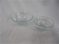 Pyrex Bowls Set of 2
