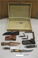7 Vintage Knives & 2 Loose Sheaths In Wood Box