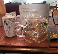 Teapot w/12 flower teas new in box and flowered