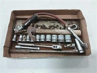 assortment of hand tools / socket set