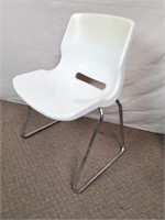 Chaise en plastique moulé/patte en métal -