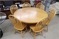 OAK ROUND DINNING ROOM TABLE WITH SIX CHAIRS