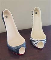 Ceramic shoe decorations