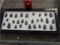 28 STONE ARROWHEAD POINTS IN CASE