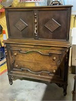 Beautiful antique dresser, two doors on top that