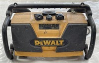 (M) DeWalt Work Site Radio & Battery Charger