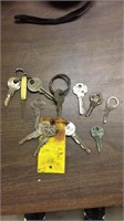 Small lot of vintage keys and mini pocket knife