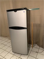 Apartment Size Frigidaire Refrigerator & Freezer