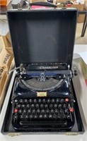 Vintage Remington Rand Streamliner Typewriter