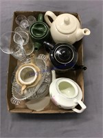 Teapots, clear glass pieces