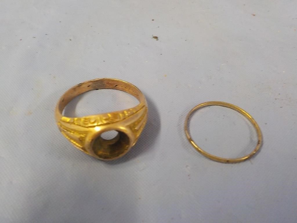 Unmarked gold tone setting