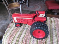 FARMALL 806 NARROW FRONT TRACTOR WITH DUAL REAR