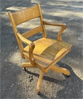 NICE SOILD OAK VINTAGE OFFICE CHAIR