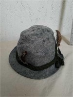 Vintage felt fedora hat with feathers