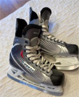 B4)  Bauer Vapor size 8D adult hockey skates.