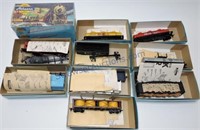 Athearn HO lot of 12 train cars in boxes and